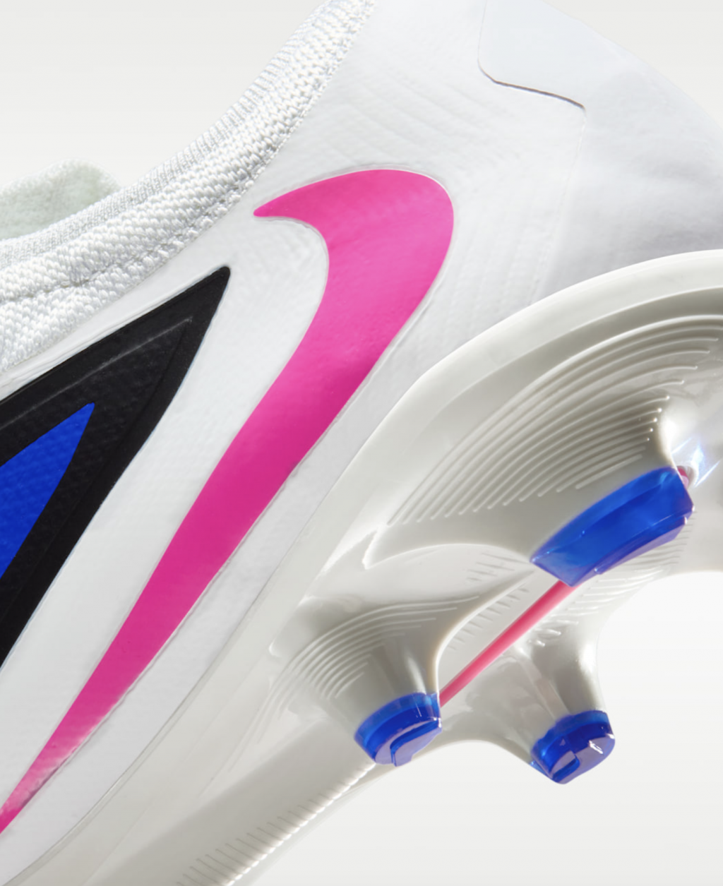Бутсы полупрофессиональные Nike Phantom 6 Low Pro FG